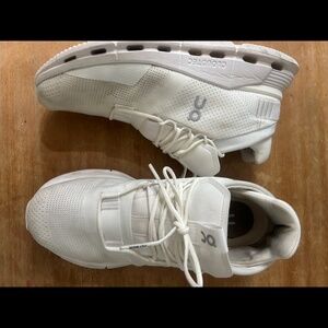 On Cloud Women Sz8.5